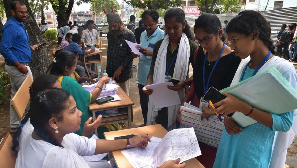 நாளை கல்லூரி மாணவா்கள் கல்விக் கடன் பெறும் வகையிலான சிறப்பு முகாம்